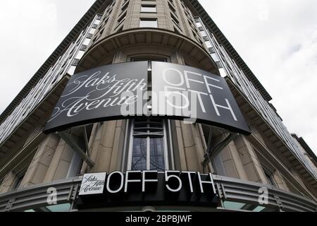 Ein Logo-Schild vor einem Saks Fifth Avenue Saks Off 5th Retail Store in Washington, D.C. am 9. Mai 2020. Stockfoto