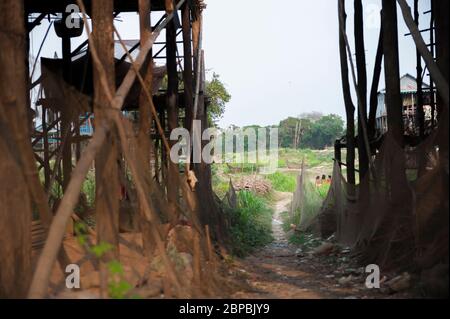 Ein Weg durch die Häuser auf Stelzen in Kampong Phluk, Provinz Siem Reap, Nord-Zentral-Kambodscha, Südostasien Stockfoto