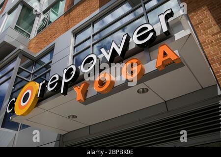 Ein Logo-Schild vor einem CorePower Yoga-Standort in Washington, D.C. am 9. Mai 2020. Stockfoto