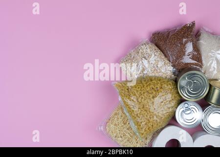 Die Nahrungsmittellieferung, Spende Krise Nahrungsmittelversorgung für die Zeit der Quarantäneisolation Coronavirus, Reis, Pasta, Haferflocken, Konserven, Toilettenpapier, BU Stockfoto