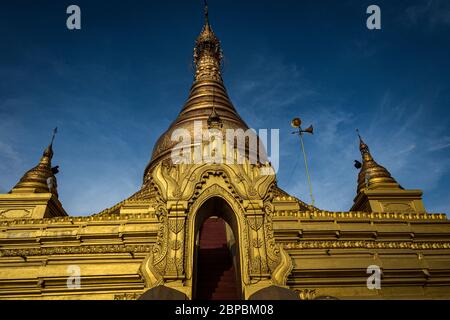 Mandalay, Myanmar - Juni 2017: Die goldene Pagode des Endawya Paya Tempels Stockfoto