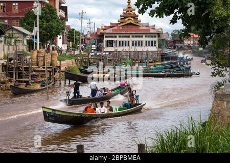 Inle Lake, Myanmar - Juni 2017: Schnelle Boote fahren durch die Stadt Inle Lake Stockfoto