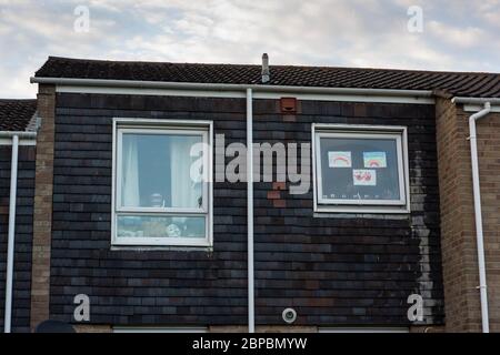 NHS Care Arbeiter Regenbogen im Fenster einer Wohnung, Dorset, Großbritannien. Stockfoto