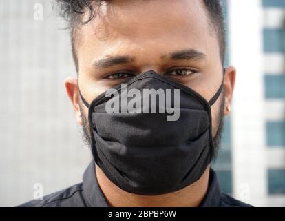 Porträt eines Mannes mit einer Maske Stockfoto