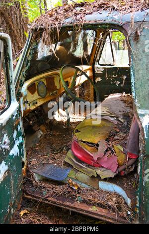 Nahaufnahme Bild von innen eines alten Schrott-LKW in einem Junk Yard Stockfoto