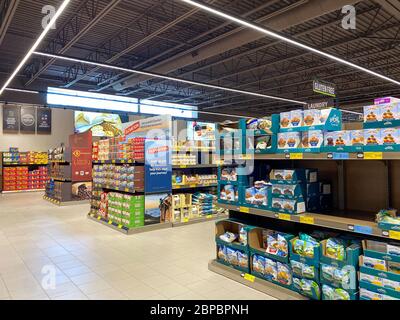 Orlando, FL/USA-5/17/20: Eine Übersicht der mehrfachen Gänge eines Aldi Ladens. Stockfoto