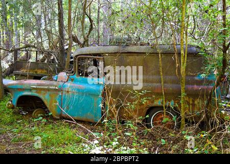White, GA / USA - 27. Oktober 2018 - Nahaufnahme eines alten Schrottes Chevrolet Van in einem Junk Yard Stockfoto