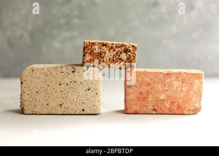 Stücke von verschiedenen Natursteinen auf einem hellen Hintergrund, Öko-Konzept, verschiedene Textur, Schwerkraft, natürliches Mineral. Stockfoto