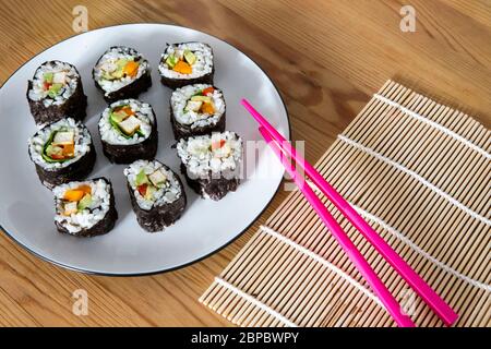 Vegane Tofu-Sushi-Brötchen, die zu Hause zubereitet werden Stockfoto