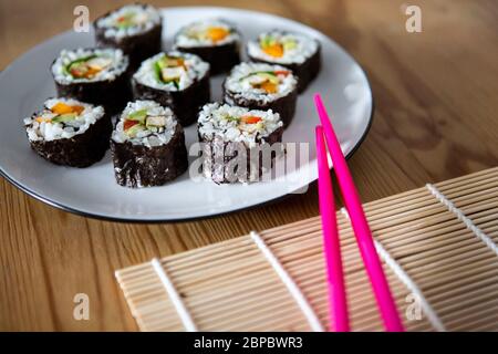 Vegane Tofu-Sushi-Brötchen, die zu Hause zubereitet werden Stockfoto