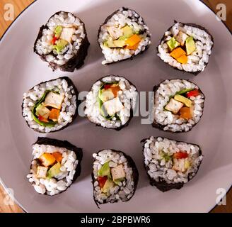 Vegane Tofu-Sushi-Brötchen, die zu Hause zubereitet werden Stockfoto