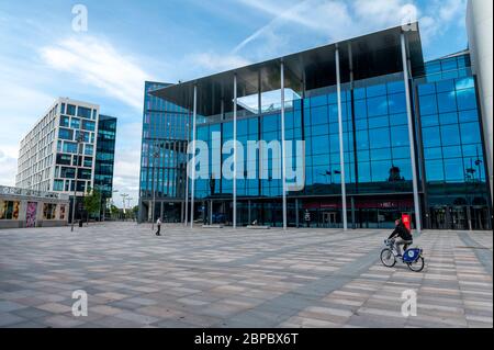 Cardiff City Centre, am 18. März 5/20 während der Covid 19 Lockdown fotografiert. Das neue BBC-Hauptquartier am Central Square. Stockfoto