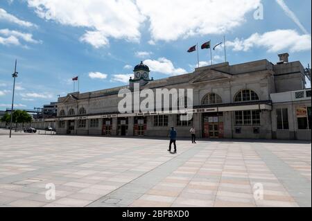 Cardiff City Centre, am 18. März 5/20 während der Covid 19 Lockdown fotografiert. Cardiff Central Railway Station und ein verlassene Central Square. Stockfoto