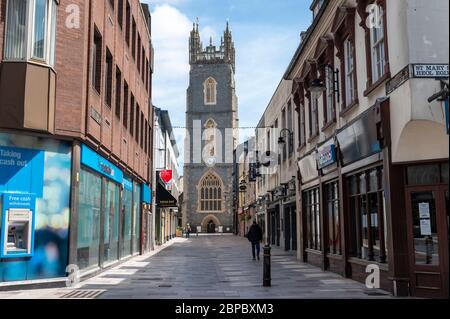 Cardiff City Centre, am 18. März 5/20 während der Covid 19 Lockdown fotografiert. St Johns Church am Ende einer ruhigen Church Street. Stockfoto