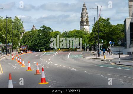 Cardiff City Centre, am 18. März 5/20 während der Covid 19 Lockdown fotografiert. Eine ruhige North Road und der Rathausturm. Stockfoto