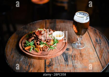 Restaurant Teller mit Tintenfisch Ringe und Kartoffeln serviert Stockfoto