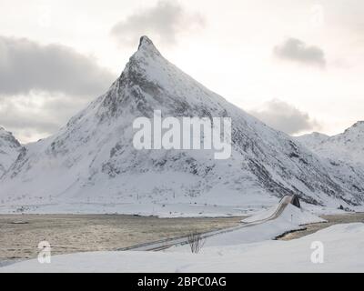 Ein Bild der Fredvang-Brücken im Winter auf den Lofoten (Norwegen). Stockfoto