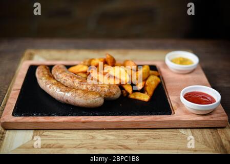 Restaurant Teller mit Würstchen und Kartoffeln serviert Stockfoto