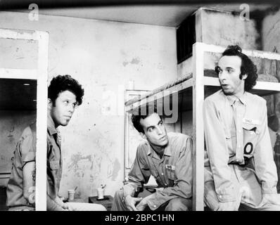 Down by Law ist ein 1986 von Jim Jarmusch geschriebener und inszenierte Schwarz-Weiß-Film mit Tom Waits, John Lurie, Und Roberto Benigni. Dieses Foto ist nur für redaktionelle Zwecke und ist das Urheberrecht der Filmgesellschaft und/oder des Fotografen, der von der Film- oder Produktionsfirma beauftragt wurde und darf nur in Publikationen im Zusammenhang mit der Förderung des oben genannten Films reproduziert werden. Eine obligatorische Gutschrift an die Filmgesellschaft ist erforderlich. Der Fotograf sollte auch gutgeschrieben werden, wenn bekannt. Stockfoto