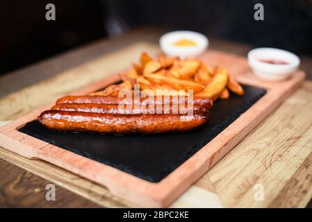 Restaurant Teller mit Würstchen und Kartoffeln serviert Stockfoto