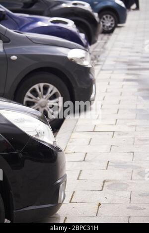 Viele geparkte Autos in öffentlichen Stadtparkplätzen, selektiver Fokus Stockfoto