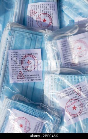 Packung Gesichtsmasken aus China während der Coronavirus-Pandemie (Covid-19), Mai 2020 Stockfoto