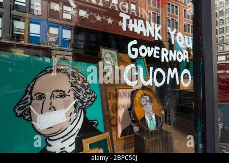 Fensterauslagen im FISHS EDDY Store während der Quarantäne für den Staat New York auf PAUSENBESTELLUNG von COVID-19 in New York City NY USA am Mai. 16 2020. Stockfoto