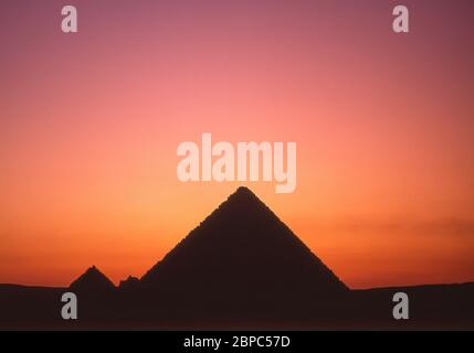 Die Großen Pyramiden von Gizeh bei Sonnenuntergang, Gizeh, Gizeh Governate, Republik Ägypten Stockfoto
