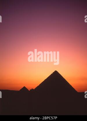 Die Großen Pyramiden von Gizeh bei Sonnenuntergang, Gizeh, Gizeh Governate, Republik Ägypten Stockfoto