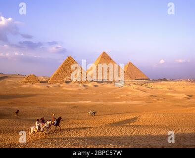 Die Großen Pyramiden von Gizeh, Gizeh, Gizeh Regierung, Republik Ägypten Stockfoto
