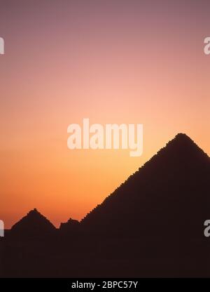 Die Großen Pyramiden von Gizeh bei Sonnenuntergang, Gizeh, Gizeh Governate, Republik Ägypten Stockfoto