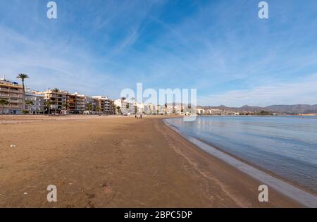 Apartments am Strand in Puerto de Mazarron, Region de Murcia, Costa Calida, Spanien. Playa de Rihuete. Mediterranes Seebad. Leerer Strand Stockfoto