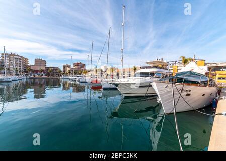 Yachten in Marina in Puerto de Mazarron, Region Murcia, Costa Calida, Spanien. Hafen mit Yachten. Reflexionen. Schiffe auf ruhigem Wasser Stockfoto