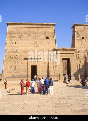 Tempel Hieroglyphen auf Tor von Ptolemäus II, Tempel von Isis bei Philae, Agikia Insel, See Nasser, Assuan, Assuan Governorate, Republik Ägypten Stockfoto