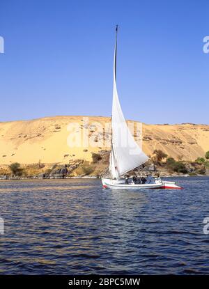 Felucca segelt auf dem Nil in Assuan, Assuan Governorate, Republik Ägypten Stockfoto