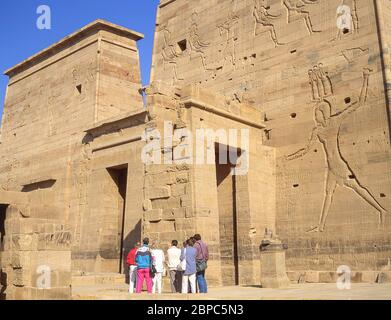 Tempel Hieroglyphen auf Tor von Ptolemäus II, Tempel von Isis bei Philae, Agikia Insel, See Nasser, Assuan, Assuan Governorate, Republik Ägypten Stockfoto