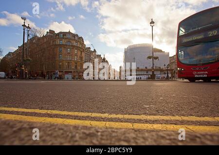 Roter Bus zum Trafalgar Square, London Stockfoto