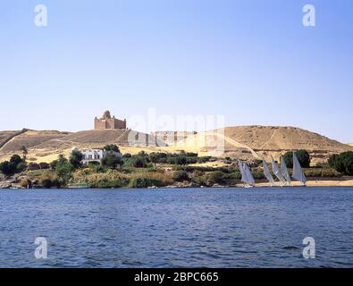 Feluccas und Mausoleum von Aga Khan am Ufer des Nils bei Assuan, Assuan Governorate, Republik Ägypten Stockfoto