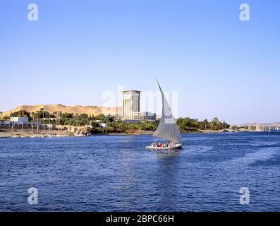 Felucca am Nil mit Mövenpick Resort Hotel und Elephant Island dahinter, Assuan, Assuan Governorate, Republik Ägypten Stockfoto