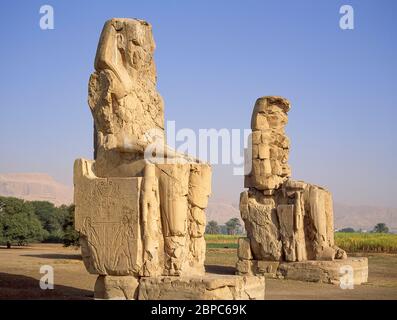 Die Kolosse von Memnon (el-Colossat), in der Nähe von Luxor, Luxor Governorate, Republik Ägypten Stockfoto