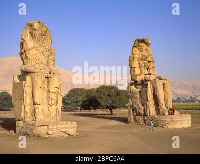 Die Kolosse von Memnon (el-Colossat), in der Nähe von Luxor, Luxor Governorate, Republik Ägypten Stockfoto