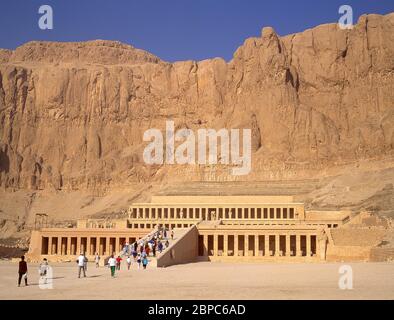 Der Leichentempel der Königin Hatschepsut, Deir el-Bahri, Luxor, Luxor, Regierungsgebäude von Luxor, Republik Ägypten Stockfoto