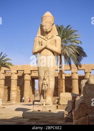 Kolossalstatue von Ramses II, Karnak Temple Complex, El-Karnak, in der Nähe von Luxor, Karnak Governorate, Republik Ägypten Stockfoto