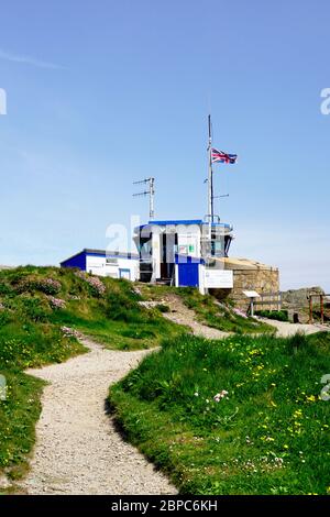 Natronal Coastwatch Station auf der Landzunge. Mit Blick auf St Ives Bay Stockfoto