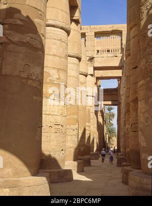 Geschlossene Papyrus umbel Hauptstädte der Hypotyle Hall, Karnak Tempel Komplex, El-Karnak, Karnak Governorate, Republik Ägypten Stockfoto