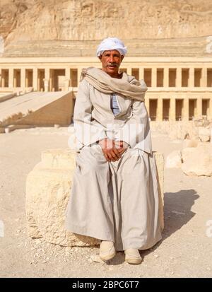 Lokaler Reiseleiter vor dem Totenhaus-Tempel-Komplex der Königin Hatschepsut, Deir el-Bahri, Luxor, Luxor, Luxor Governorate, Republik Ägypten Stockfoto