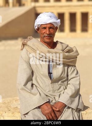 Lokaler Reiseleiter vor dem Totenhaus-Tempel-Komplex der Königin Hatschepsut, Deir el-Bahri, Luxor, Luxor, Luxor Governorate, Republik Ägypten Stockfoto