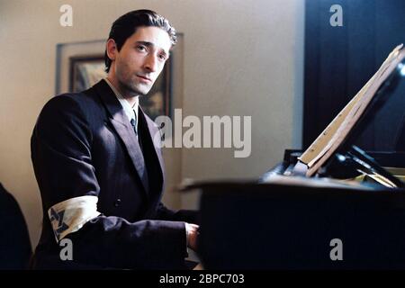 Der Pianist ist ein biografischer Kriegsschauspielfilm aus dem Jahr 2002, der von Roman Polanski produziert und Regie geführt wurde, mit einem Drehbuch von Ronald Harwood, Dieses Foto mit Adrien Brody ist ausschließlich für redaktionelle Zwecke bestimmt und ist das Urheberrecht der Filmgesellschaft und/oder des Fotografen, der von der Film- oder Produktionsfirma beauftragt wurde und darf nur in Verbindung mit der Förderung des oben genannten Films durch Publikationen reproduziert werden. Eine obligatorische Gutschrift an die Filmgesellschaft ist erforderlich. Der Fotograf sollte auch gutgeschrieben werden, wenn bekannt. Stockfoto