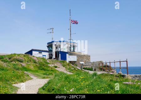 Natronal Coastwatch Station auf der Landzunge. Mit Blick auf St Ives Bay Stockfoto