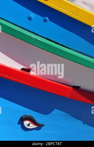 Detail des Bogens eines traditionellen Fischerbootes namens luzzu im Hafen von Marsaxlokk, einem Dorf an der Südostküste der Insel Malta. Stockfoto